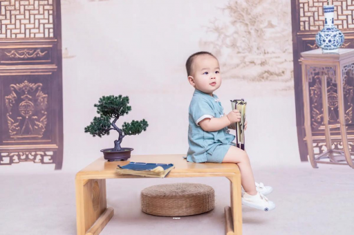 莱阳宝宝边吃奶边挣扎烦躁